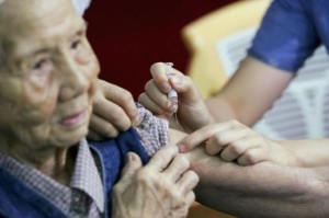 HONG KONG, CHINA - NOVEMBER 07:  An elderly person receives a flu vaccination on November 7, 2005 in Hong Kong, China. Hong Kong SAR Government launched free flu vaccination program to reduce the risk of influenza infection. The Hospital Authority (HA) outpatient clinics  started providing influenza vaccination to the eligible persons, including 60,000 elderly and 15,000 care home staff.  (Photo by MN Chan/Getty Images)